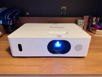 Hitachi 5000 Lumens hdmi Video TV projector