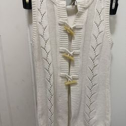 Girl The Children’s Place, size S (5/6), hooded sleeveless cardigan with toggle closures.