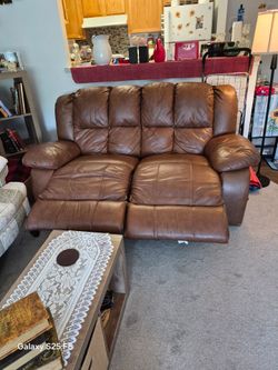 Dual recliner loveseat