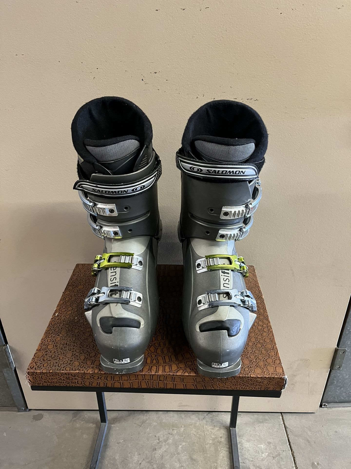 MEN'S SALOMON SIZE 12 SKI BOOTS - GOOD CONDITION!