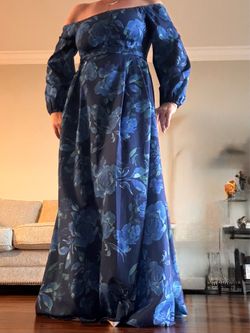 Maxi dress with opened shoulders