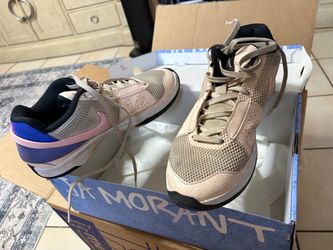 NIKE SNEAKERS SIZE 10.5