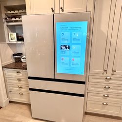 Bespoke AI 4-Door French Door AI Family Hub™ | AI Vision & Auto Open Door | 23 cu.ft.