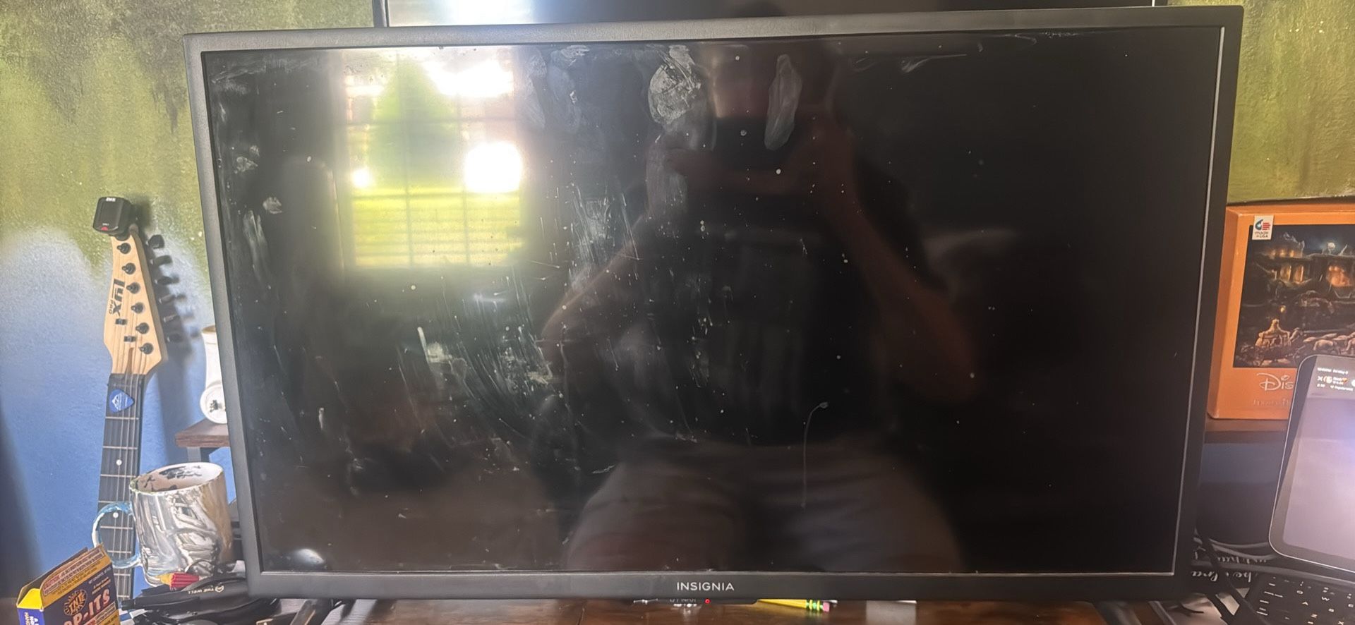 32 inch LED display TV w/ 4K Roku TV Stick