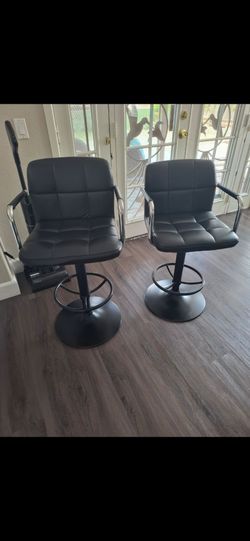 2 barstools