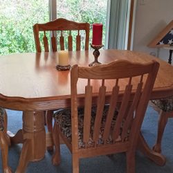 Beautiful Oak Dinning Room Table With 4 Chairs And 2 Leafs 