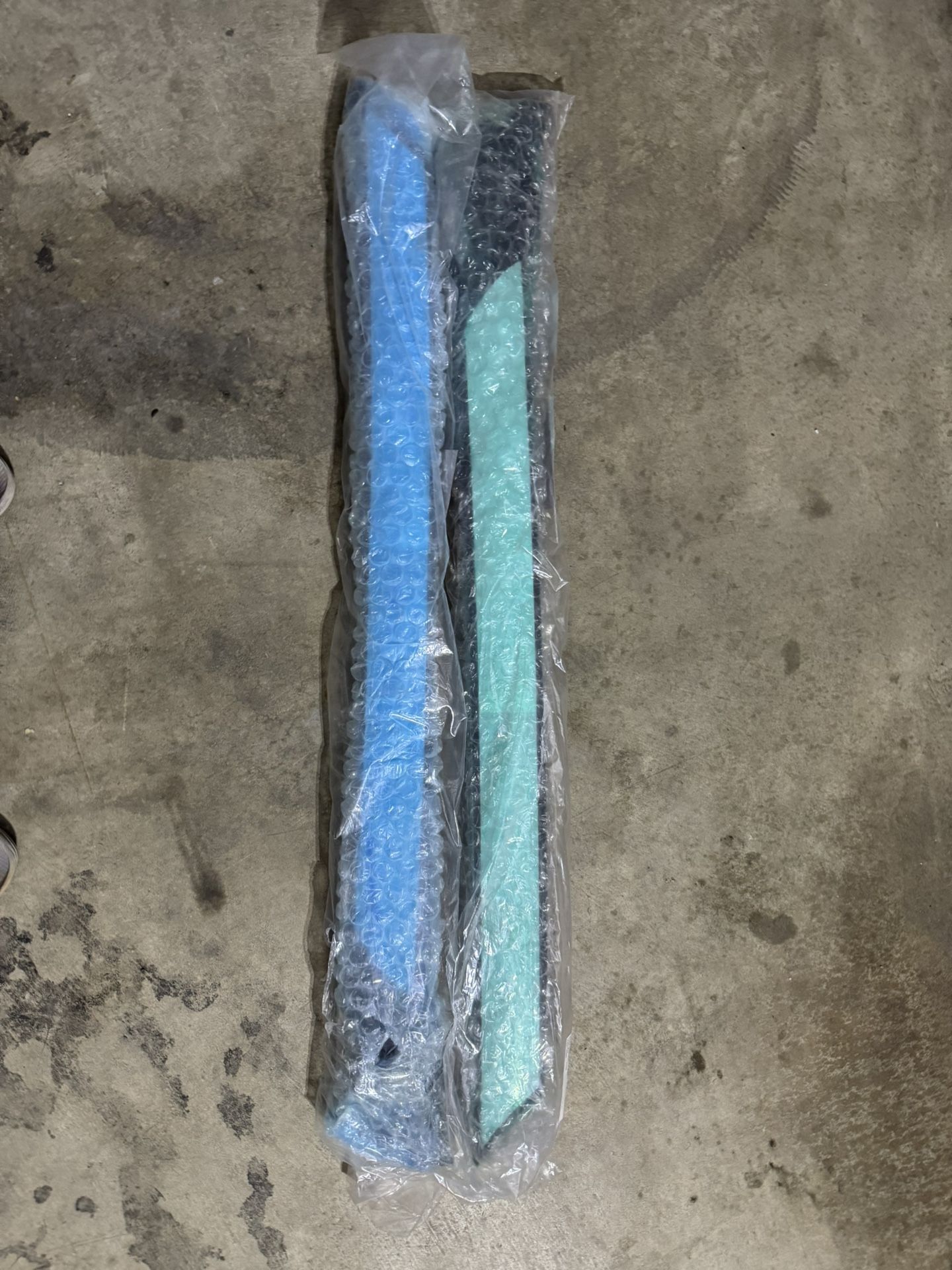Land rover discovery windshield pillar molding