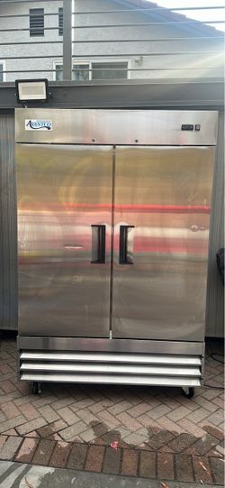 2 doors reach in refrigerator