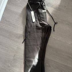 (NEW) 1977 ESSENTIALS FEAR OF GOD SWEATPANTS (SIZE MEDIUM)