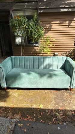 FREE!! Cute Turquoise Couch