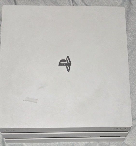 Playstation 4 Pro Glaciel White 1TB Ps4 Controller