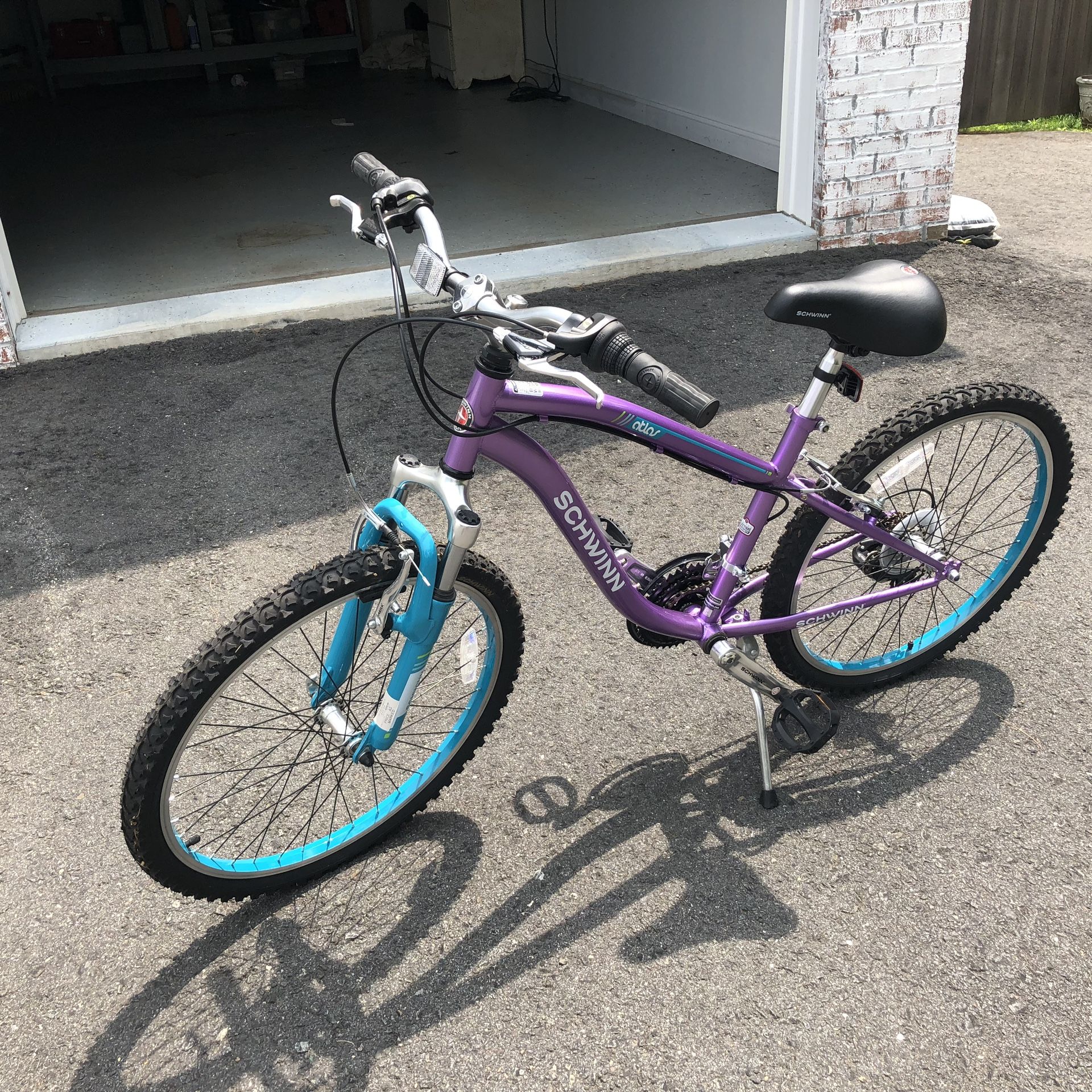 Schwinn girls bike like new