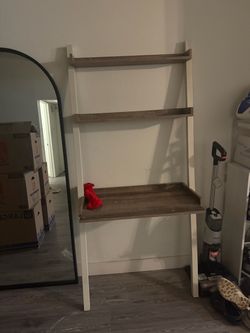 Leaning desk