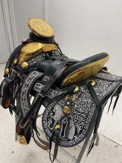 Montura Charra Bordada con fuste chapeado en oro
