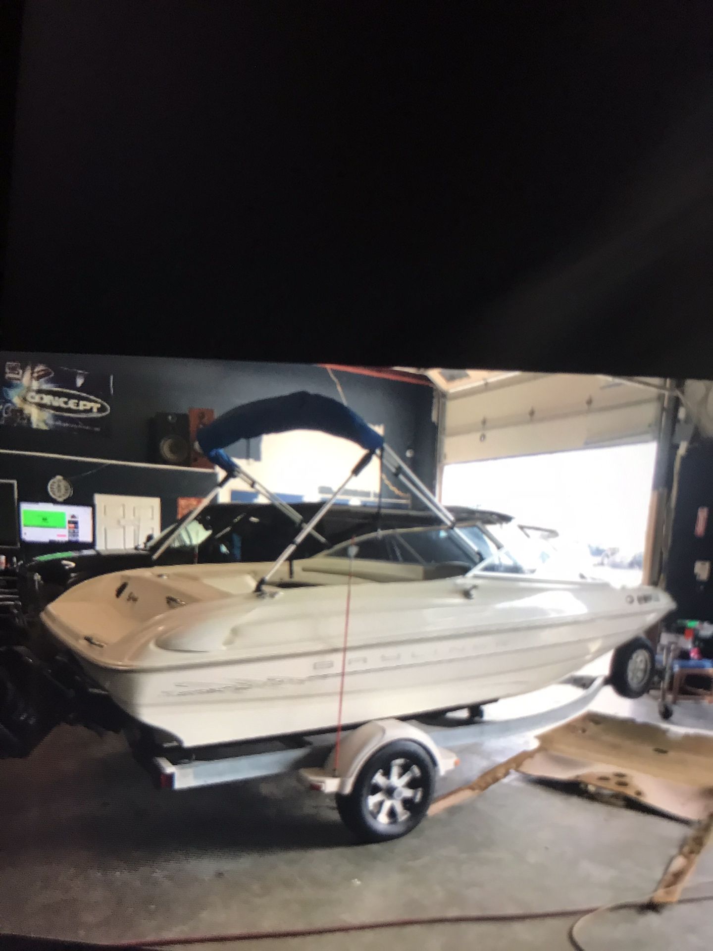 Boat 1999 Bay liner really clean boat Garage kept