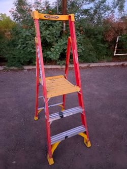 Werner Fiberglass Podium Ladder IA duty rating OSHA APPROVED 300 lb capacity - Platform ladder