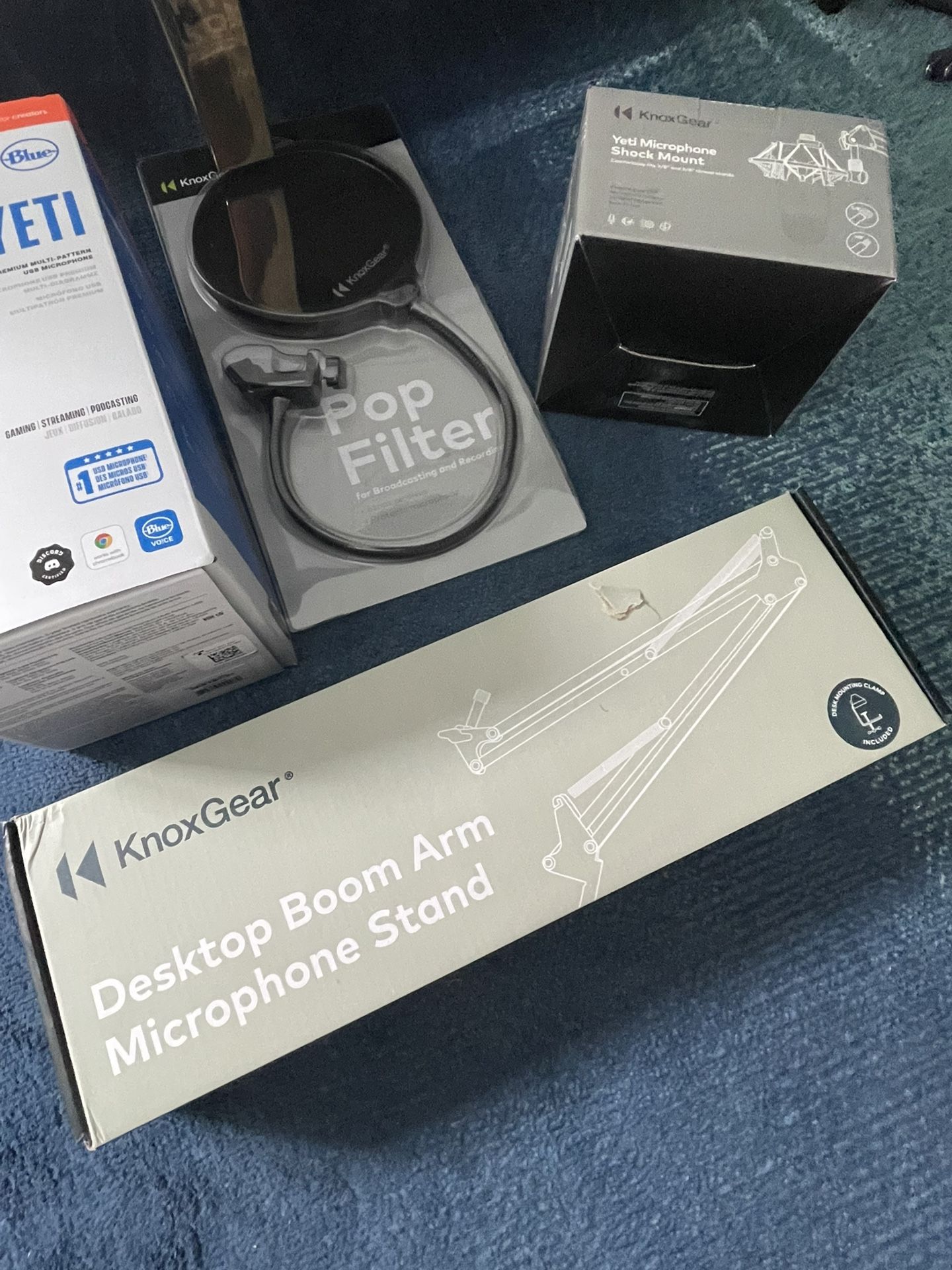 Like new Yeti Microphone, KnoxGear Shockmount, pop Filter, desktop microphone stand Gaming Jupiter.