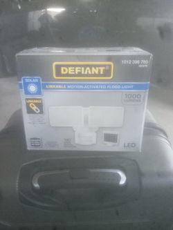 SOLAR LINKABLE MOTION-ACTIVATED FLOOD LIGHT