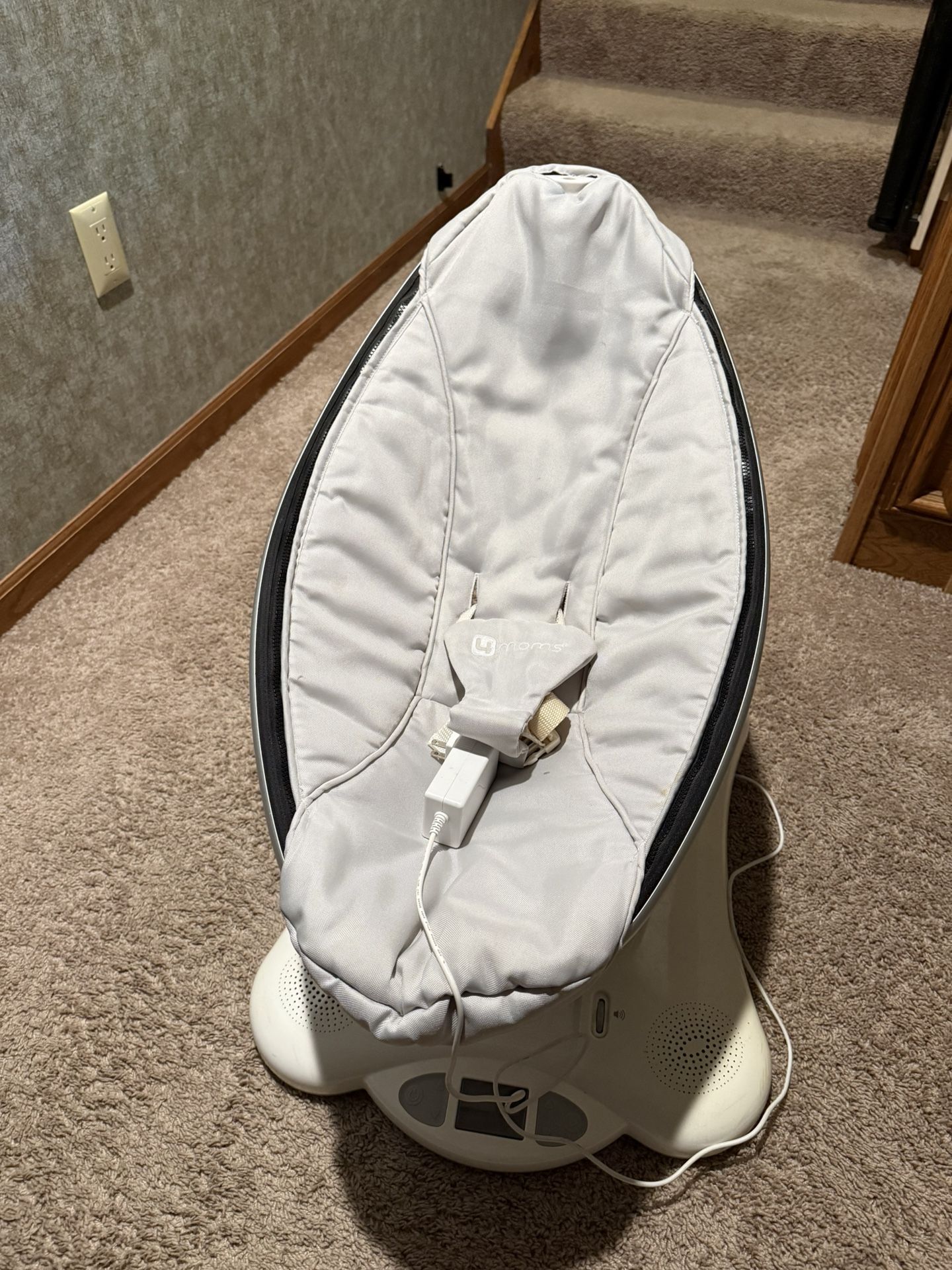 2016 Mama Roo kids Auto Rocking Bassinet -$50