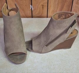 Open-toed Tan Wedges With Zipper