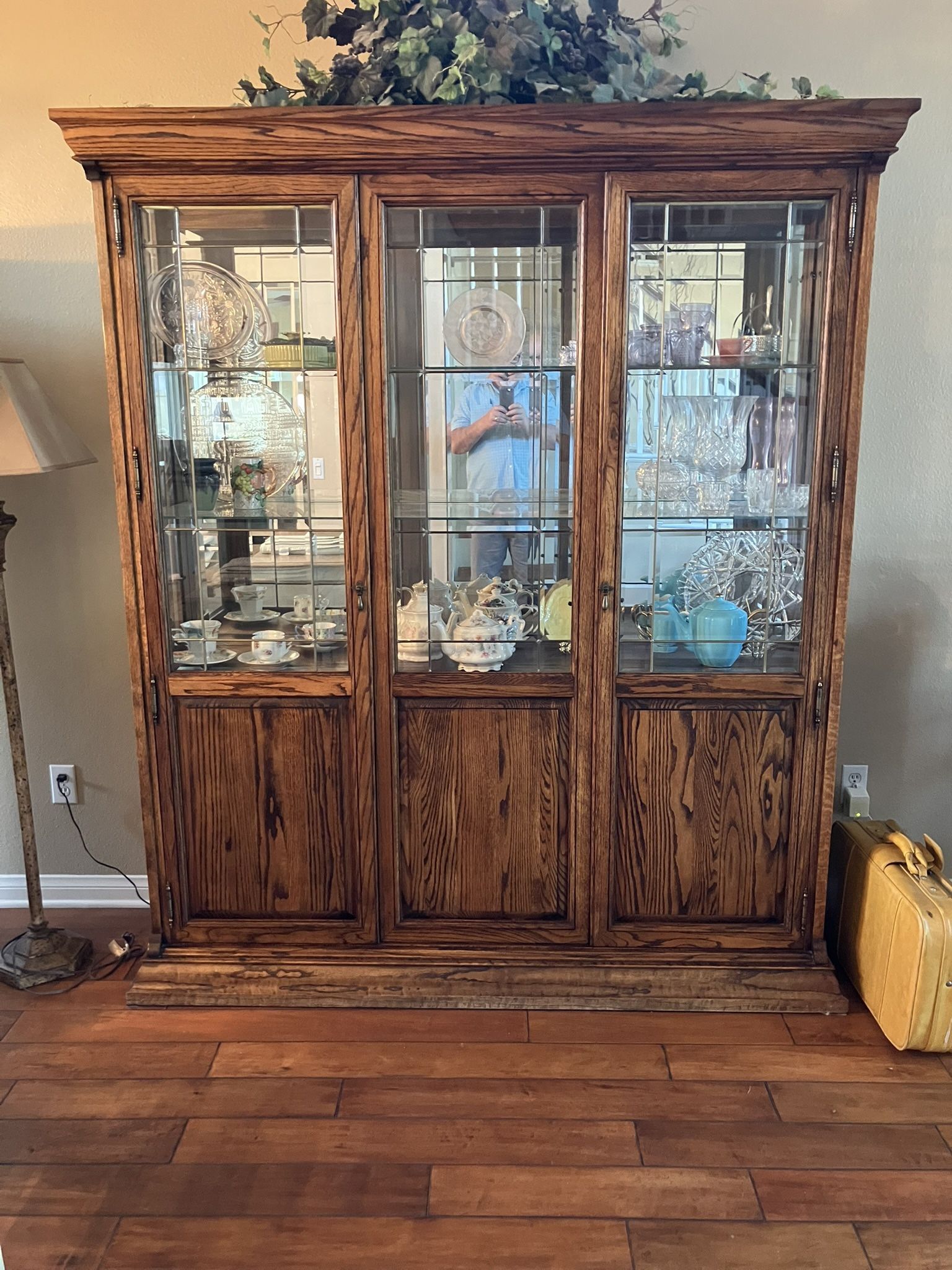 China cabinet. Glass Shelves.