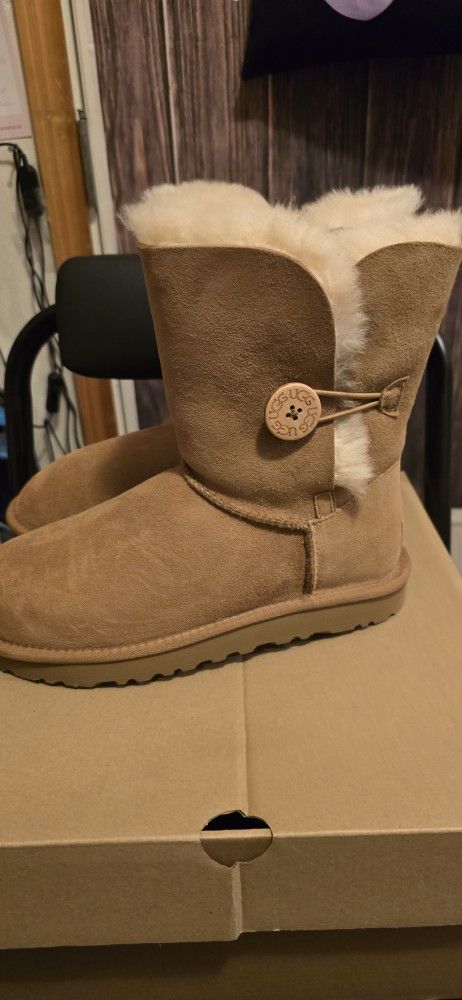 ugg bailey Button 2