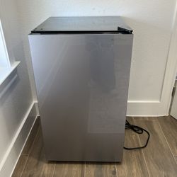 Insignia Mini fridge 