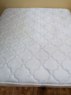 Serta Perfect Sleepers 11 inch Ki,ng matt,ress, medium firm and box spri,ng. Delivery available.