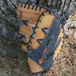 EASTON "YOUTH" FIRST BASEMENS" GLOVE. LOCATED IN GLENDORA 