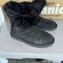Black UGGS Size 6
