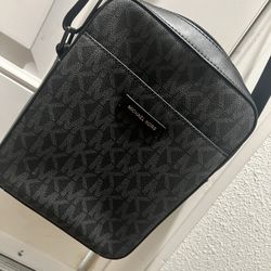 Michael Kors Medium Size Handbag over The Shoulder 