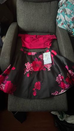 Conjunto de falda floreada y top corto rosa