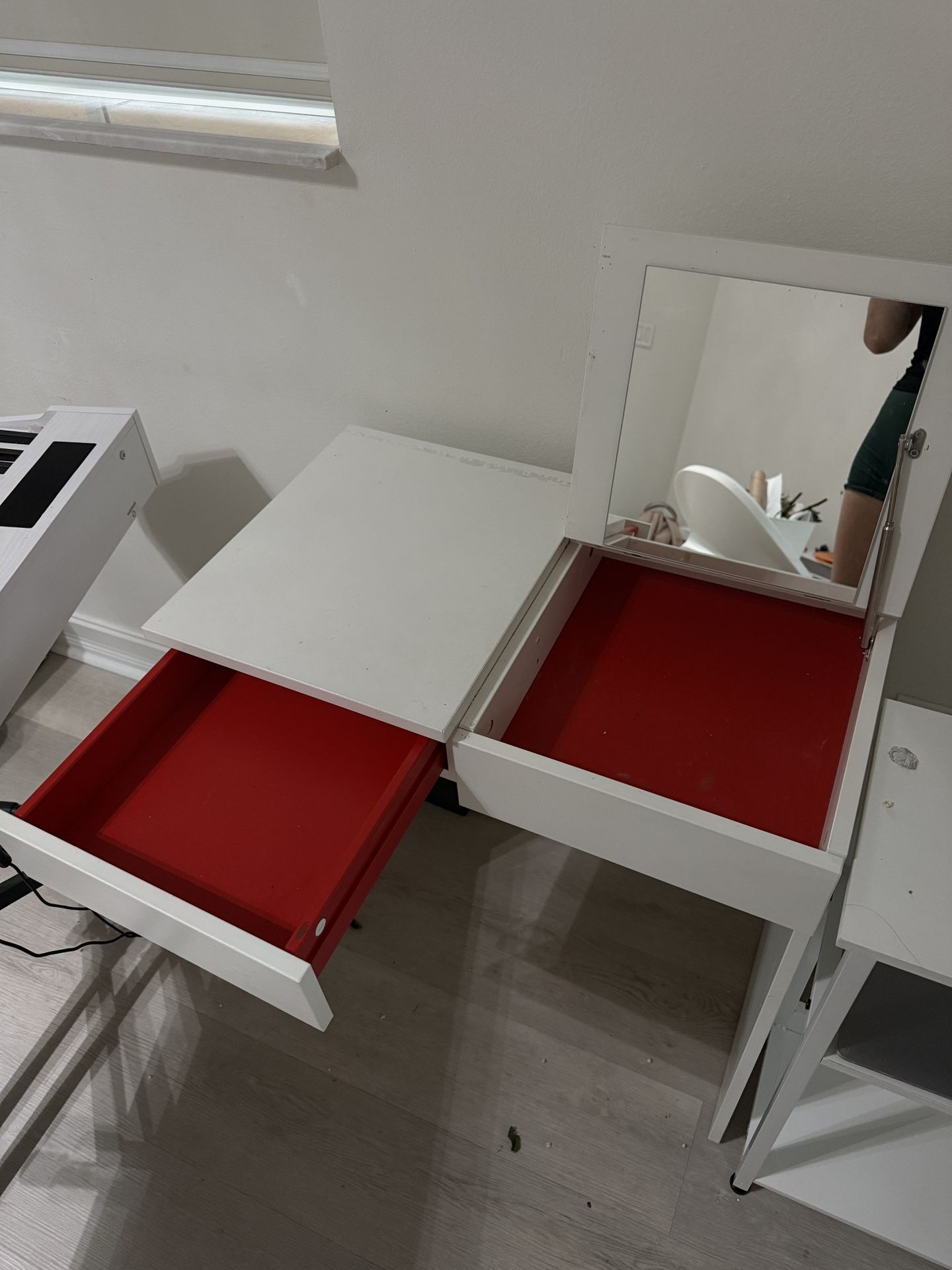MAKEUP TABLE - Used