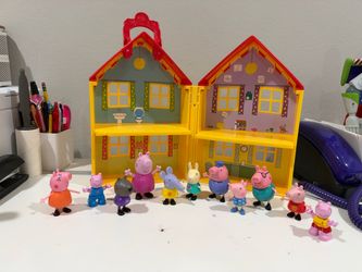Peppa Pig Foldable House Playset & 10 Figures Bundle