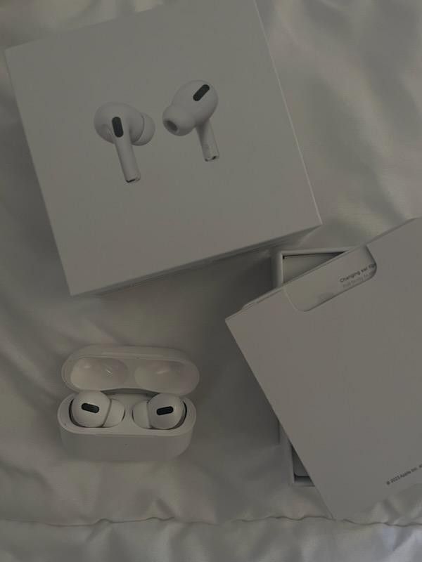 Apple AirPods Pro - White, Active Noise Cancellation, Customizable Fit, Excellent Condition, Up to 24 Hours Battery Life