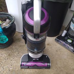 I N N O V A Upright Vacuum