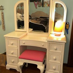 Girls White Vanity With Mirror 