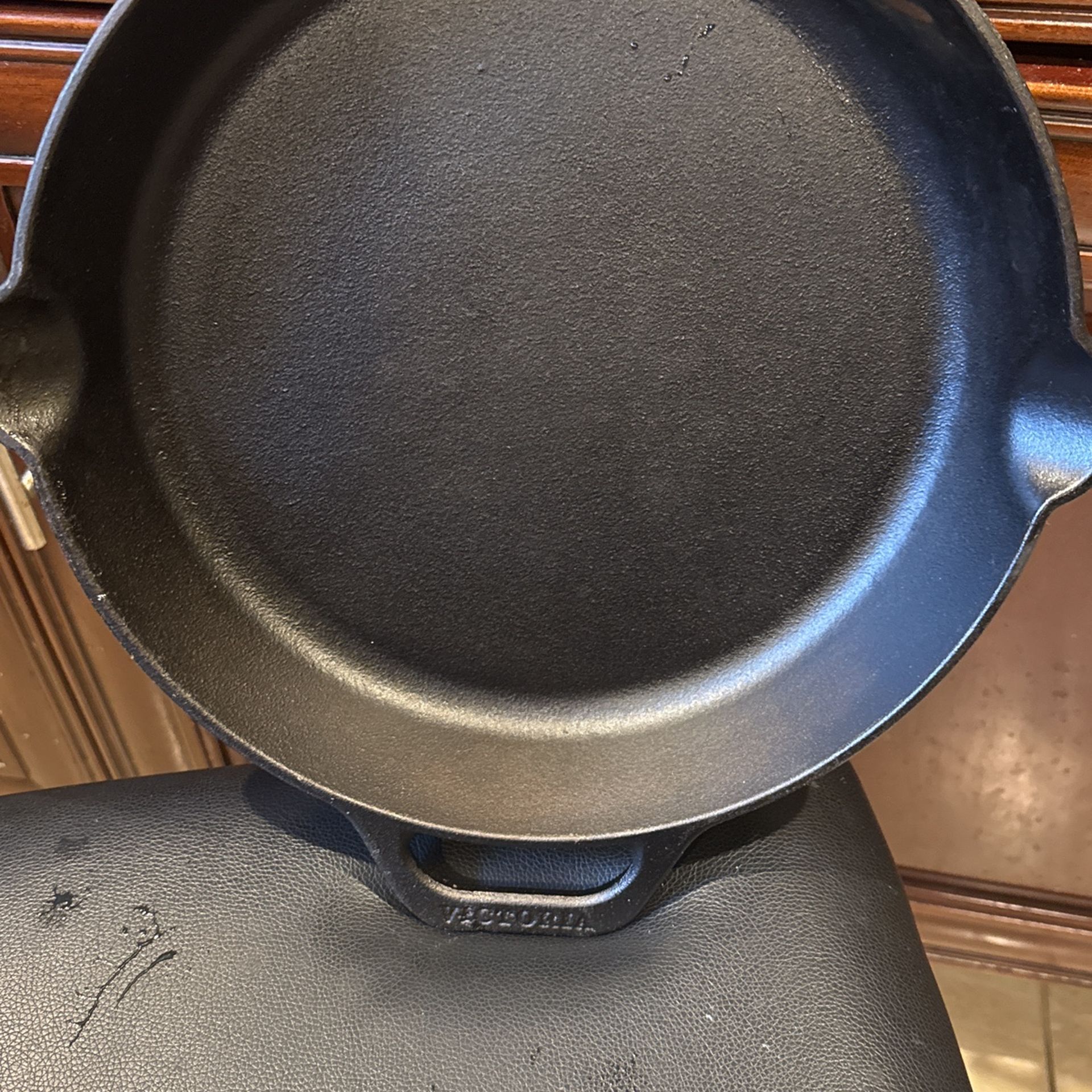 Cast iron pan