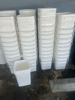 Cubetas de 4 galones y medio son cuadradas sin tapadera Limpias $2 each