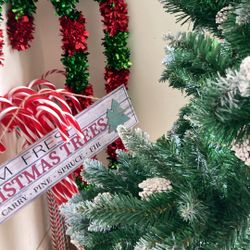 Like New!!!! Tree + Decorations w/freebies