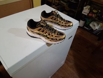 Men's nike 6000p size 9 brand new black gold