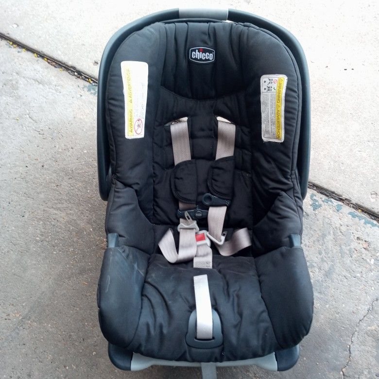 Chicco Keyfit 30 Infant Car Seat With Base. Taking Offers