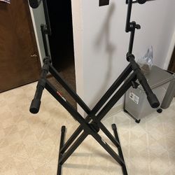 On stage double keyboard stand in good condition.  Missing one adjustment knob for the tilt of the upper Keyboard but other than that, everything is t