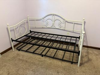 Daybed with trundle