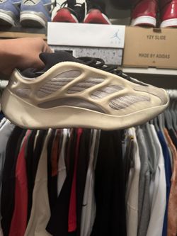 Yeezy 700 V3 āAzaelā