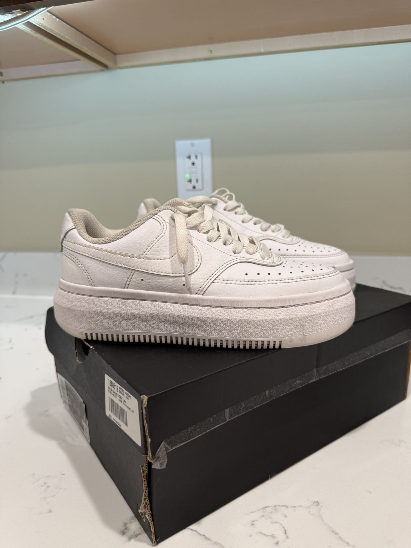 Women’s Nike Court Vision Alta Ltr / Size 6 US