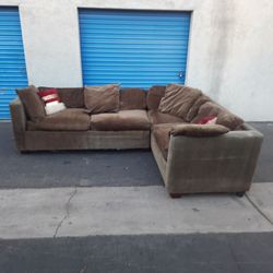 Beautiful Sectional Couch 🛋 Very Clean