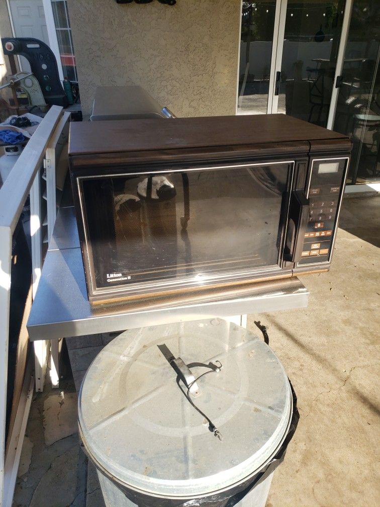 Vintage Microwave Oven. Works Free for Sale in Wildomar, CA OfferUp