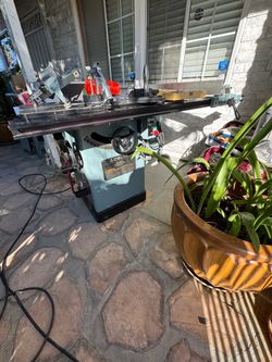 DELTA. Unisaw. 10 inch. Tilting Arbor saw. Professional. 230 V. Serial N. 94A-98688 made in USA with extra accessories