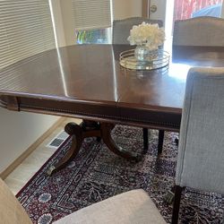 Dinning Table With 4 Chairs.